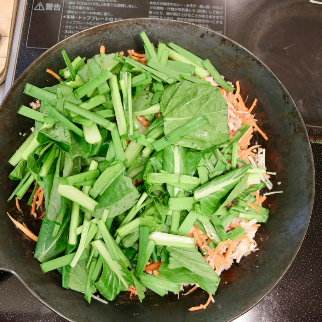 ②【主菜】ジューシーそぼろと野菜のビビンバ【副菜】小ねぎとのり、豆腐の韓国風スープ